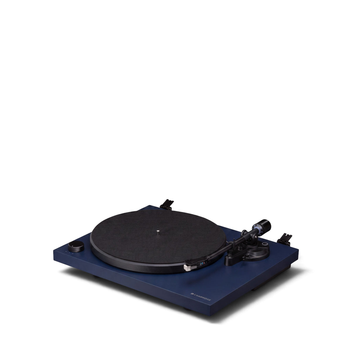 Cambridge Audio Spira in Blau, schräg von vorn ohne Staubschutzhaube.