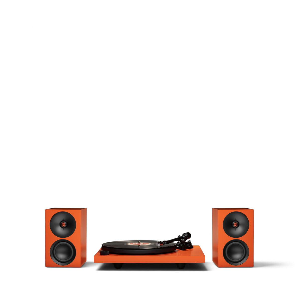 Oranger Cambridge Audio Spira mit aufgelegter Schallplatte zwischen zwei orangefarbenen L/R S Lautsprechern.