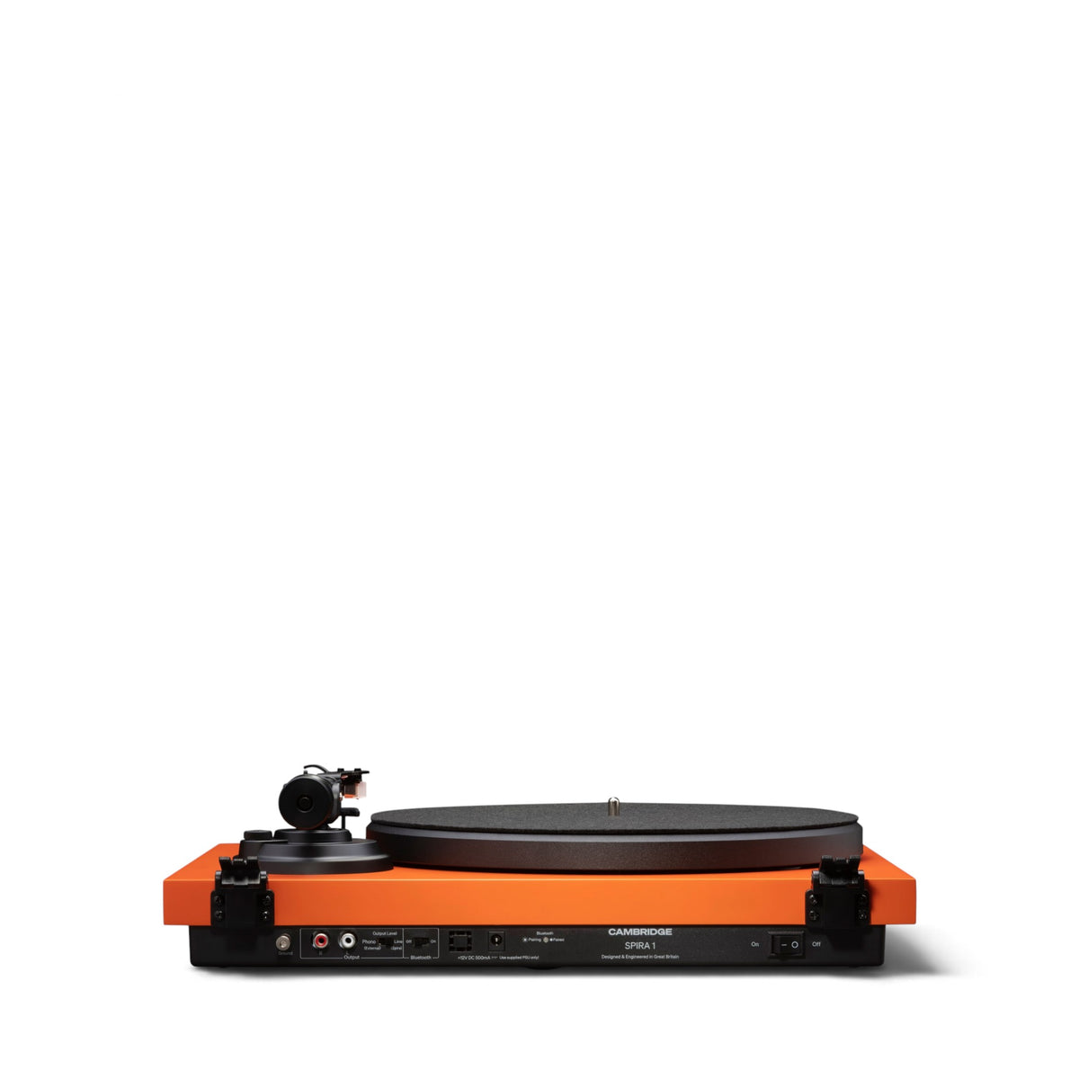 Rückseite des Cambridge Audio Spira in Orange mit Anschlüssen, ohne Staubschutzhaube.