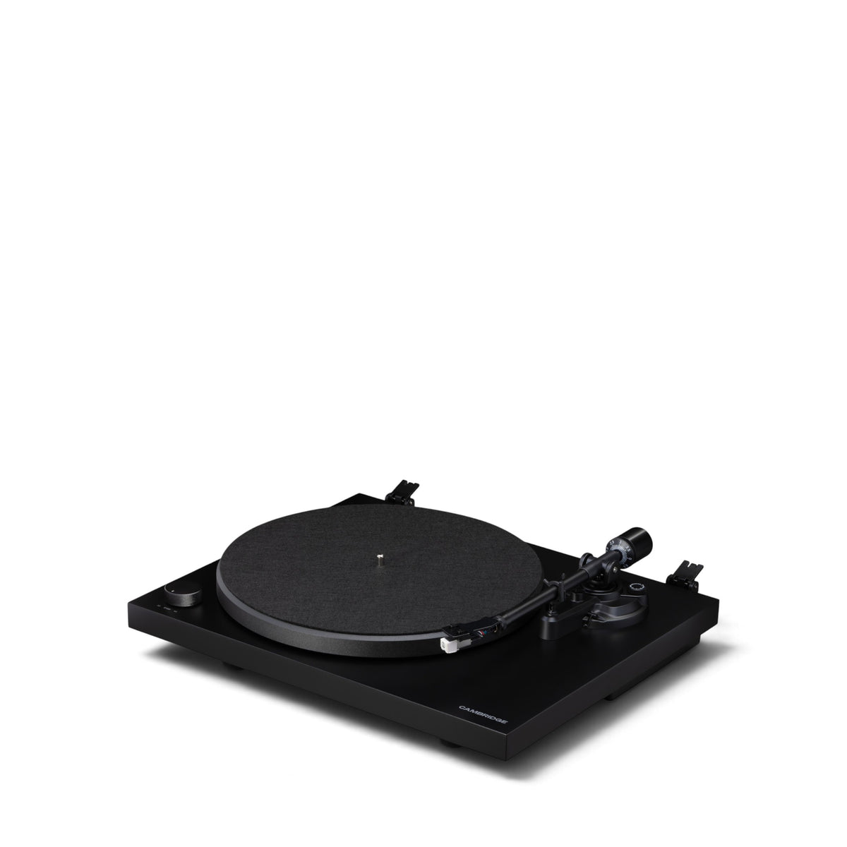 Cambridge Audio Spira in Schwarz, schräg von vorn ohne Staubschutzhaube.
