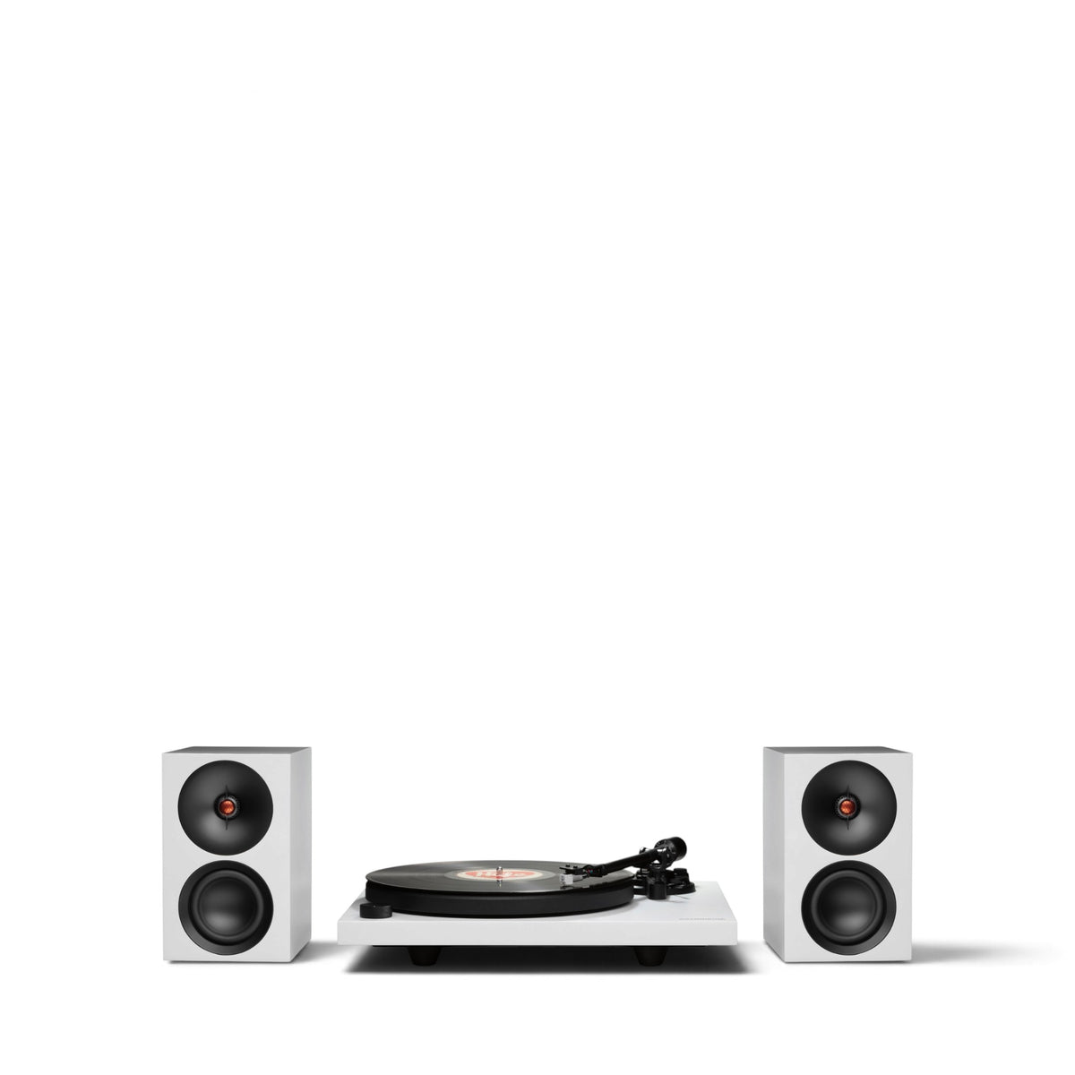 Weißer Cambridge Audio Spira mit aufgelegter Schallplatte zwischen zwei weißen L/R S Lautsprechern.
