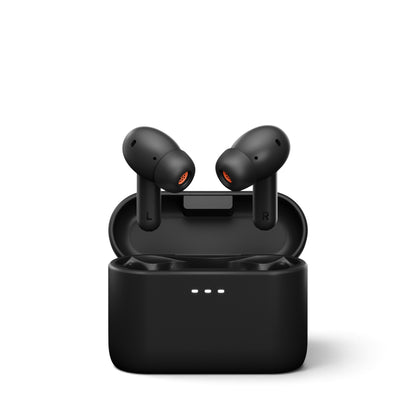 Schwarze Cambridge Audio Melomania A100 SE über dem geöffneten Ladecase in Frontansicht.