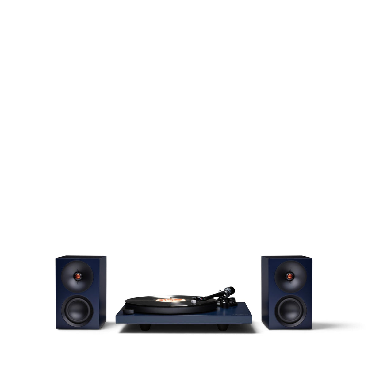 Blauer Cambridge Audio Spira mit aufgelegter Schallplatte zwischen zwei blauen L/R S Lautsprechern.