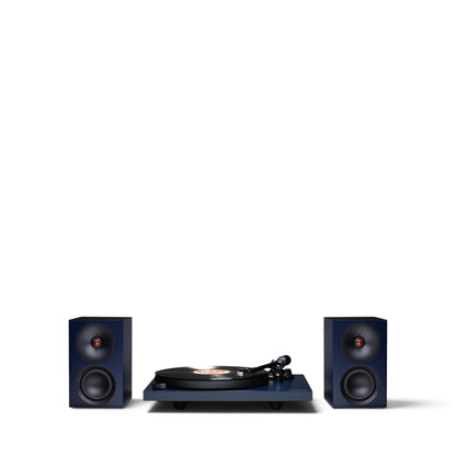 Blauer Cambridge Audio Spira mit aufgelegter Schallplatte zwischen zwei blauen L/R S Lautsprechern.