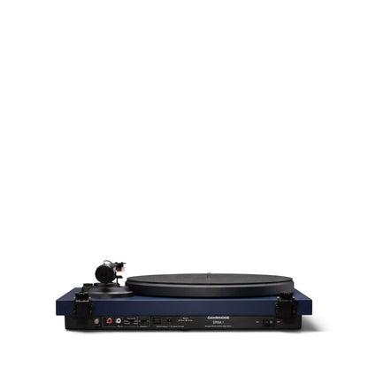 Rückseite des Cambridge Audio Spira in Blau mit Anschlüssen, ohne Staubschutzhaube.