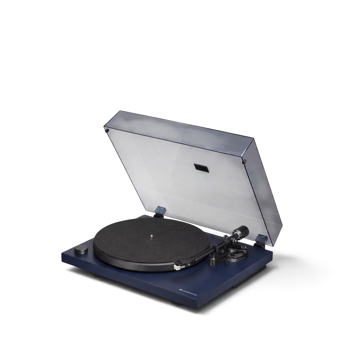 Cambridge Audio Spira in Blau, schräg von vorn mit geöffneter Staubschutzhaube.
