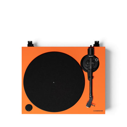 Cambridge Audio Spira in Orange von oben mit Plattenteller und Tonarm.