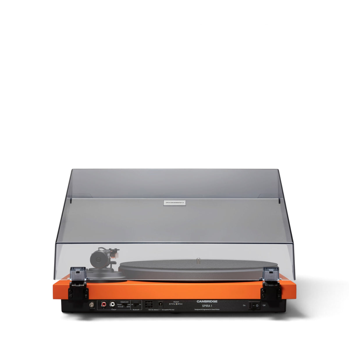 Rückseite des Cambridge Audio Spira in Orange mit geöffneter Staubschutzhaube.