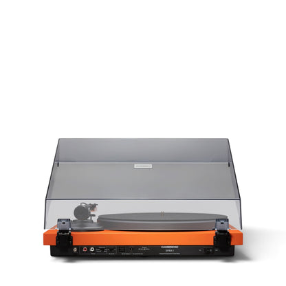 Rückseite des Cambridge Audio Spira in Orange mit geöffneter Staubschutzhaube.