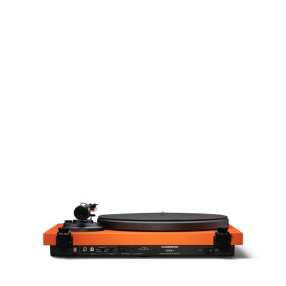 Rückseite des Cambridge Audio Spira in Orange mit Anschlüssen, ohne Staubschutzhaube.