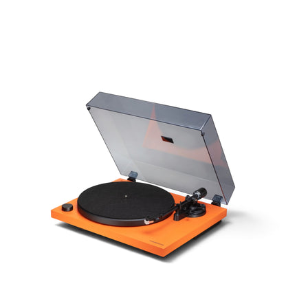 Cambridge Audio Spira in Orange, schräg von vorn mit geöffneter Staubschutzhaube.