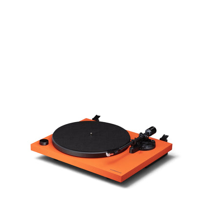 Cambridge Audio Spira in Orange, schräg von vorn ohne Staubschutzhaube.