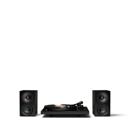 Schwarzer Cambridge Audio Spira mit aufgelegter Schallplatte zwischen zwei schwarzen L/R S Lautsprechern.
