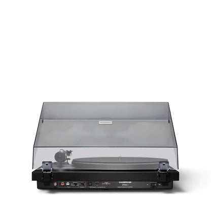 Rückseite des Cambridge Audio Spira in Schwarz mit geöffneter Staubschutzhaube.