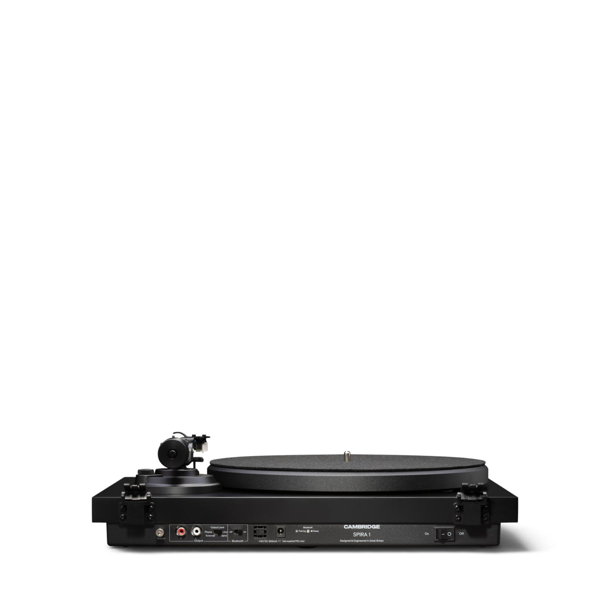 Rückseite des Cambridge Audio Spira in Schwarz mit Anschlüssen, ohne Staubschutzhaube.
