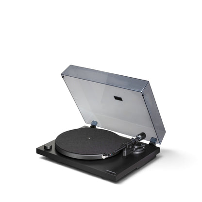Cambridge Audio Spira in Schwarz, schräg von vorn mit geöffneter Staubschutzhaube.