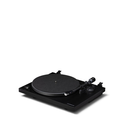 Cambridge Audio Spira in Schwarz, schräg von vorn ohne Staubschutzhaube.
