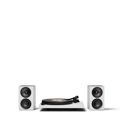Weißer Cambridge Audio Spira mit aufgelegter Schallplatte zwischen zwei weißen L/R S Lautsprechern.