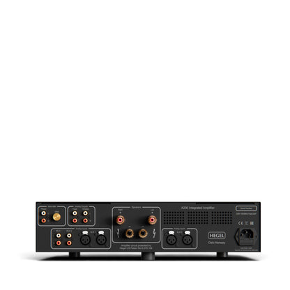Hegel A200 in Schwarz, Rückansicht mit Cinch- und XLR-Anschlüssen sowie Lautsprecherklemmen.