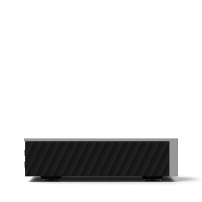 Linke Seitenansicht des Matrix Audio mini-i Pro 4 in Grau mit schwarzem, diagonal strukturiertem Seitenteil.