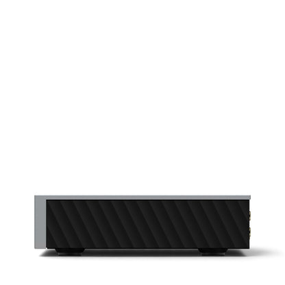 Rechte Seitenansicht des Matrix Audio mini-i Pro 4 in Grau mit schwarzem, diagonal strukturiertem Seitenteil.