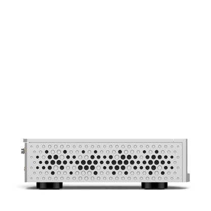 Linke Seitenansicht des Matrix Audio MS-1 Pre in Silber mit kreisförmigem Lochmuster.