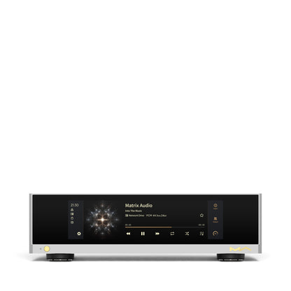 Matrix Audio NT-1 in Silber, Frontansicht mit eingeschaltetem Display.
