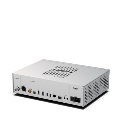 Matrix Audio NT-1 in Silber, schräge Rückansicht mit Anschlussfeld und seitlichen Lüftungsöffnungen.