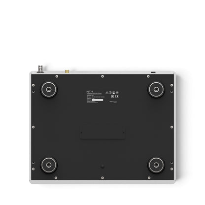 Matrix Audio NT-1 in Silber, Unterseite mit vier Gerätefüßen und Abdeckung des SSD-Steckplatzes.