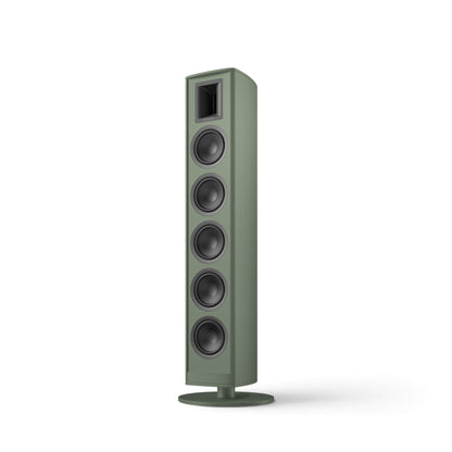 Piega Premium 801 Gen2 in Misty Green, von schräg vorn ohne Abdeckung auf rundem Standfuß