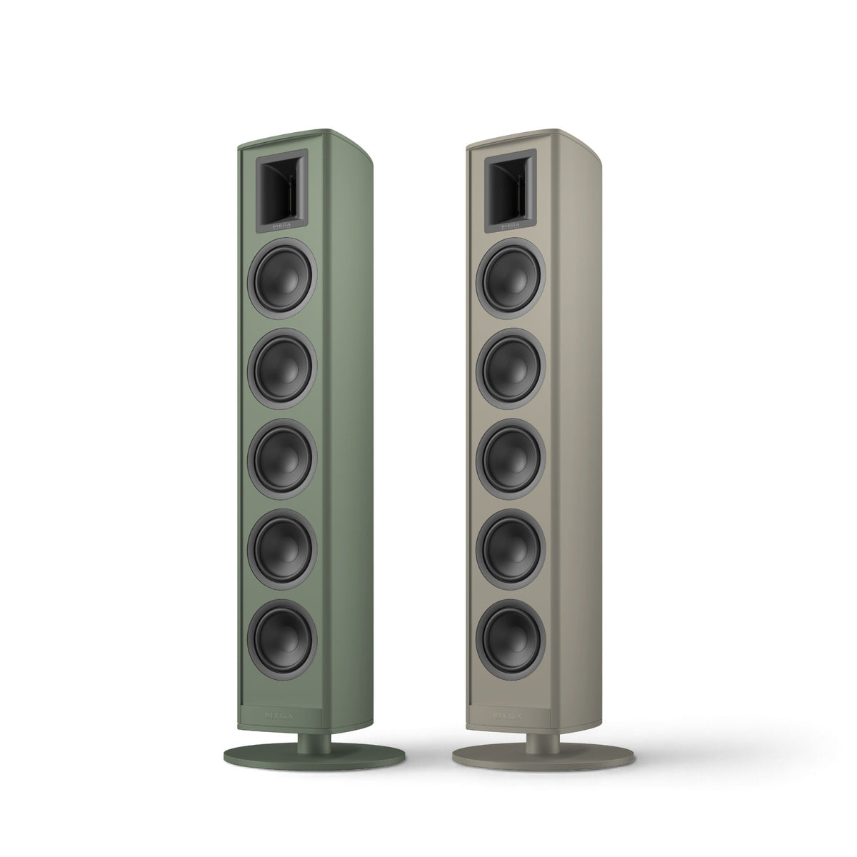 Piega Premium 801 Gen2 in Misty Green und Shiny Ash nebeneinander, ohne Abdeckungen auf runden Standfüßen