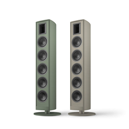 Piega Premium 801 Gen2 in Misty Green und Shiny Ash nebeneinander, ohne Abdeckungen auf runden Standfüßen
