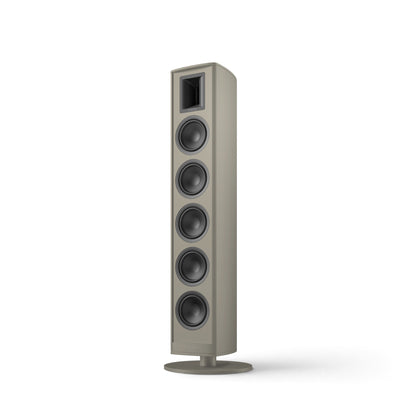 Piega Premium 801 Gen2 in Shiny Ash, von schräg vorn ohne Abdeckung auf rundem Standfuß