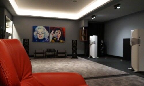 Studio 7 Blick von einem roten Stuhl in den High-End Raum und auf die Lautsprecher