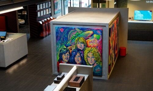 Blick vom Obergeschoss in den Laden. In der Mitte ein Großes Kunstwerk in Pop Art von der Künstlerin Margarita Kriebitzsch.