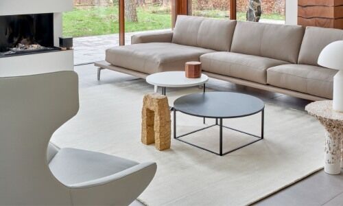 Beiges Sofa mit passendem Tisch in einen schönen Wohnzimmer