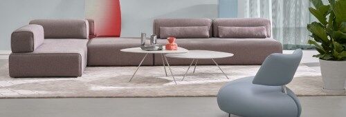 Bild von einem Wohnzimmer eingerichtet mit Hellbraunem Sofa, Couch Tisch und einem hellblauen Stuhl von Leolux