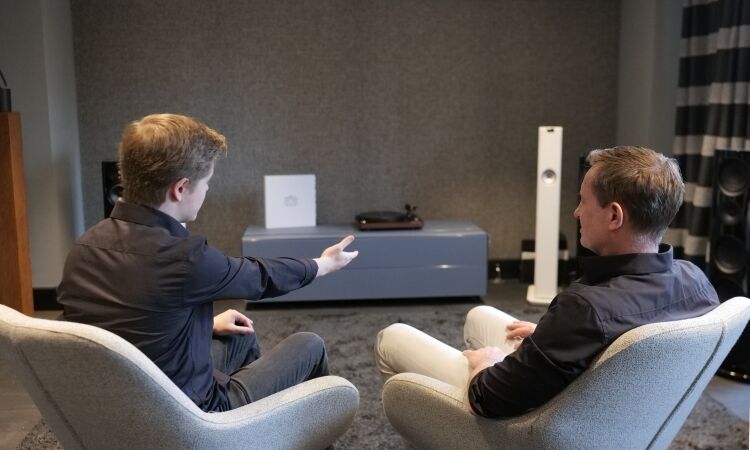 Der Verkäufer Eric Schmidt sitzt mit einem Kunden in Studio 2 und zeigt auf die Anlage Der Verkäufer Eric Schmidt sitzt mit einem Kunden in Studio 2 und zeigt auf die Anlage